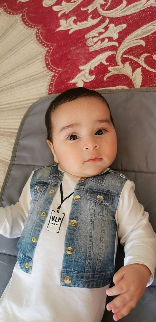 Hajar participe au concours pour gagner de l'argent avec cette photo : baby_toddler_clothing, cheek, chin, collar, cool, eye, eyebrow, eyelash, face, facial_expression, forehead, head, iris, jacket, lip, neck, nose, outerwear, person, skin