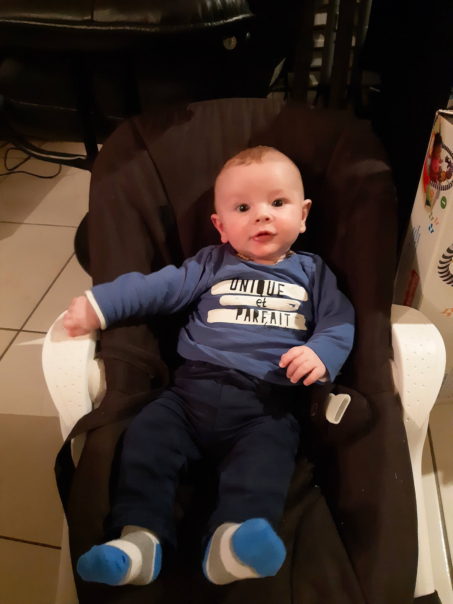 Logan participe au concours pour gagner de l'argent avec cette photo : baby, baby_products, car_seat, child, person, product, sitting, toddler