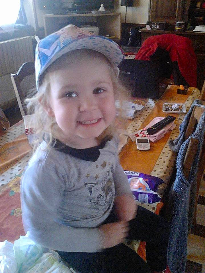 Lyna a rejoint le concours — aidez-le/la à gagner de superbes lots ! blond, cheek, child, cool, day, face, girl, hair, hair_accessory, hairstyle, hat, head, headgear, human_hair_color, infant, joy, person, product, skin, smile