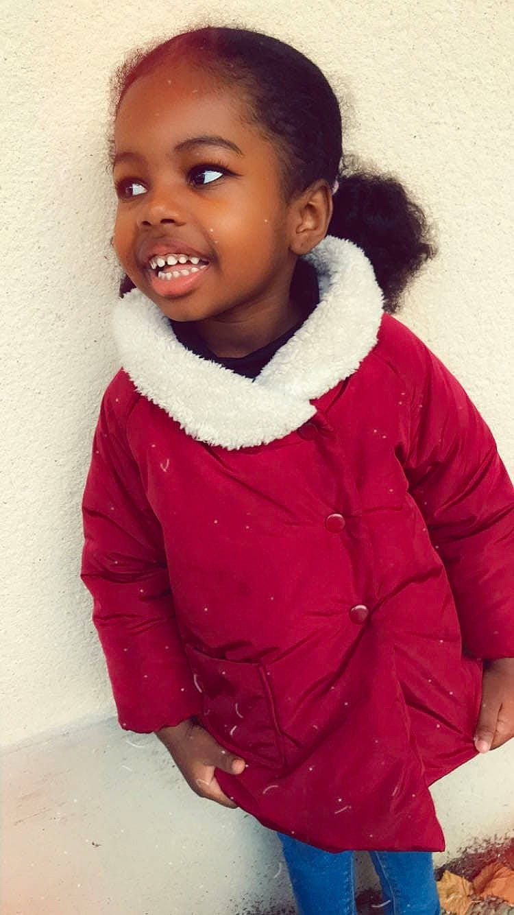 Djahlya participe au concours pour gagner de l'argent avec cette photo : cheek, child, child_model, clothing, fur, hood, hoodie, jacket, joy, neck, outerwear, person, skin, sleeve, smile, toddler, wool