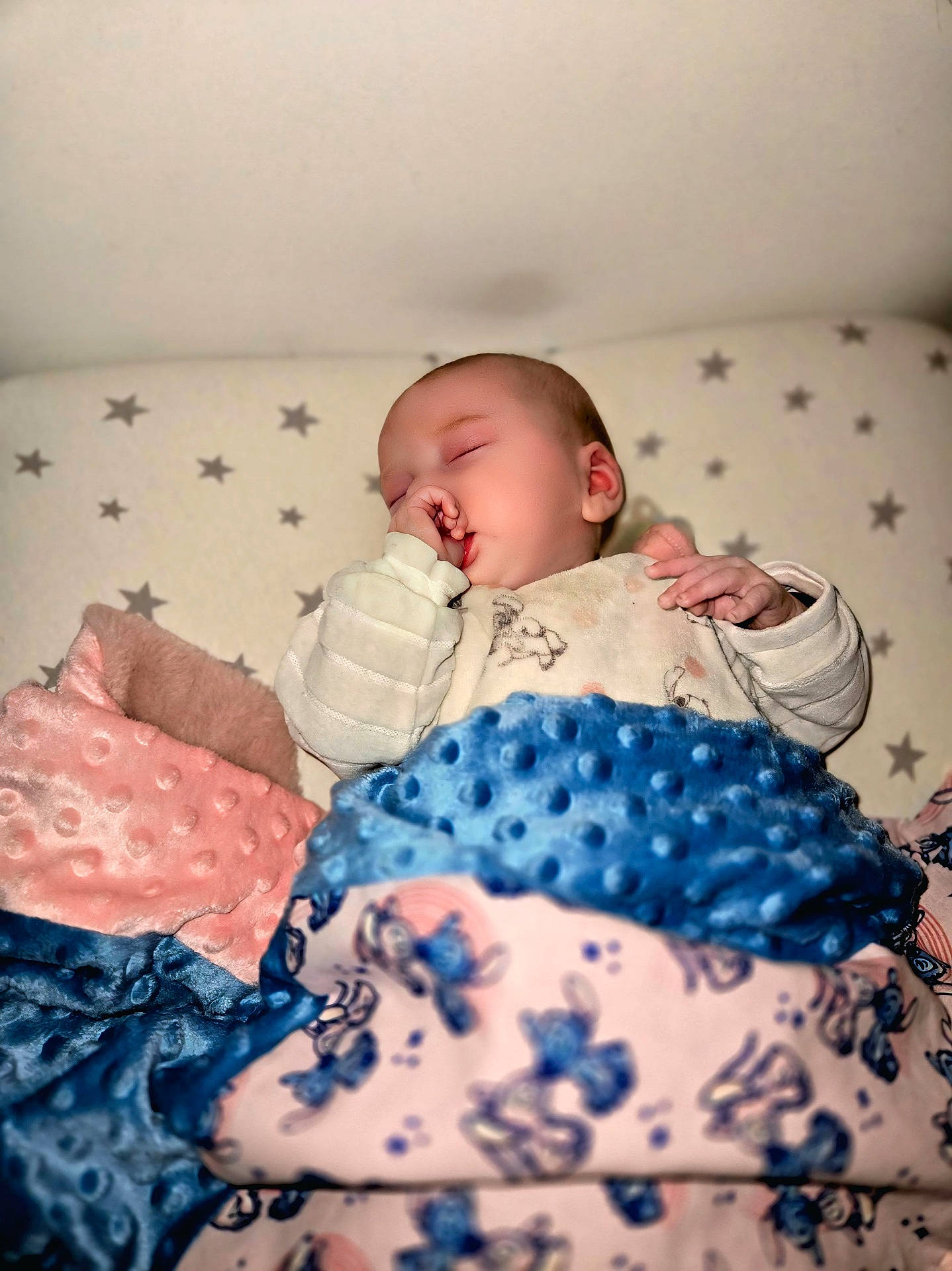 Loùciana participe au concours pour gagner de l'argent avec cette photo : baby, blanket, child, closeup, comfort, cozy, cute, indoor, infant, nursery, pajamas, peaceful, portrait, resting, sleeping, sleepwear, soft_texture, star_pattern, thumb_sucking, toddler