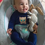 Keyden a rejoint le concours — aidez-le/la à gagner de superbes lots ! baby, infant, smiling, blue_clothing, plush_toy, baby_seat, cute, child, happy, indoor, floor_tiles, soft_toy, animal_print, cushion, person, portrait, one_person, young_child, small_hands, seated