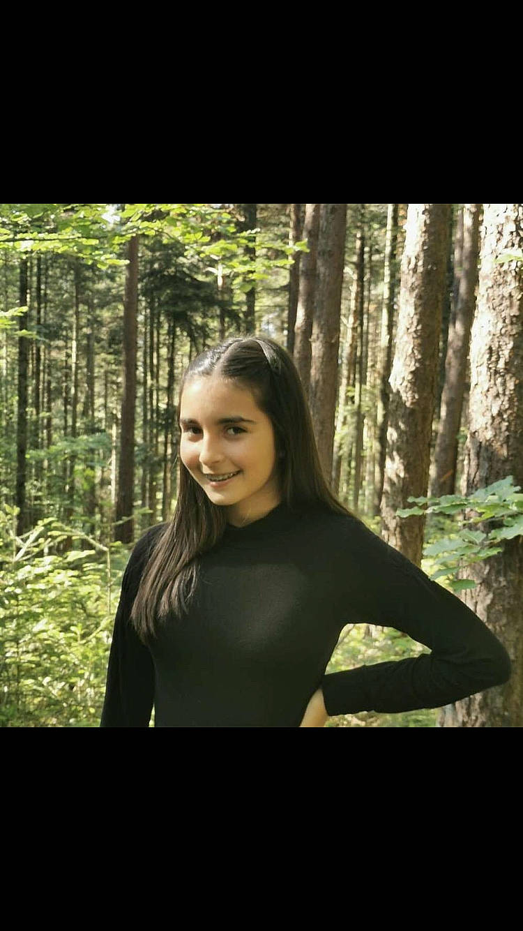 Illiana a rejoint le concours — aidez-le/la à gagner de superbes lots ! beauty, black_hair, chest, facial_expression, forest, grove, joy, jungle, long_hair, long_sleeved_t_shirt, natural_environment, old_growth_forest, people_in_nature, person, photograph, portrait_photography, sleeve, sunlight, trunk, woodland