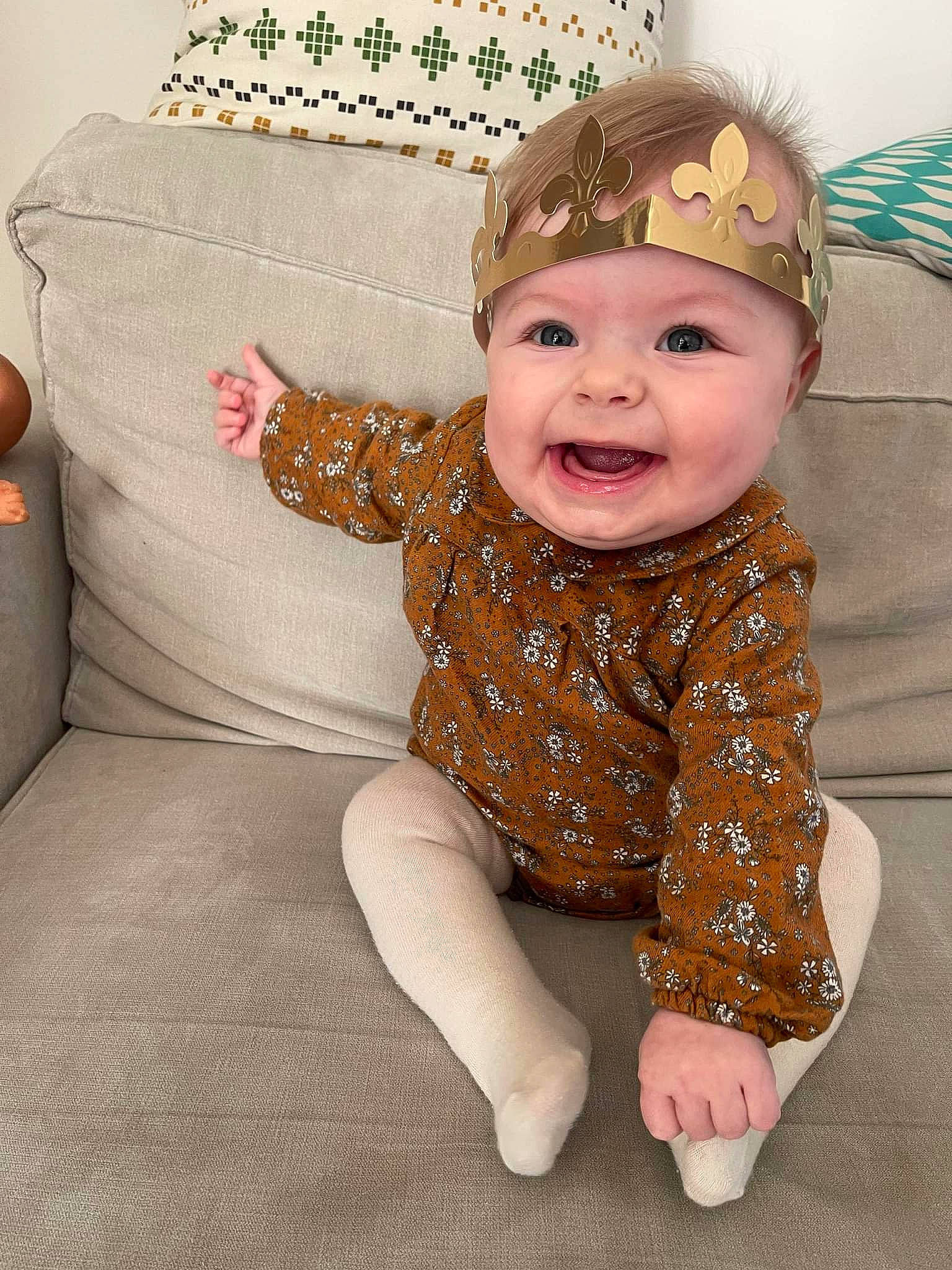 Elya a rejoint le concours — aidez-le/la à gagner de superbes lots ! baby, baby_toddler_clothing, cap, child, comfort, eye, face, hairstyle, happy, head, headgear, headwear, human_body, leg, outerwear, person, pink, skin, sleeve, smile