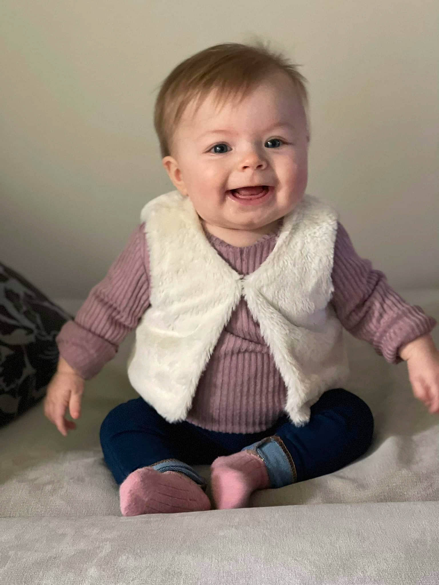 Elya a rejoint le concours — aidez-le/la à gagner de superbes lots ! baby, baby_toddler_clothing, cheek, child, collar, comfort, dress_shirt, finger, flash_photography, happy, human_body, iris, joy, outerwear, pattern, person, sitting, skin, sleeve, smile