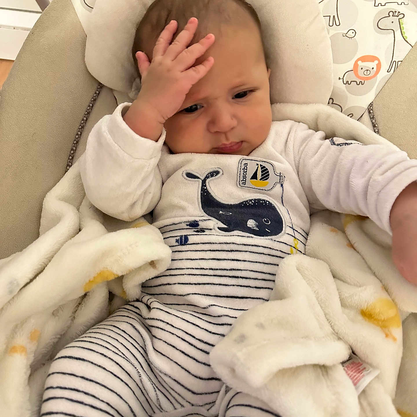 Ilyes participe au concours pour gagner de l'argent avec cette photo : baby, babylaughing, blanket, crib, face, furniture, happy, head, infantbed, person