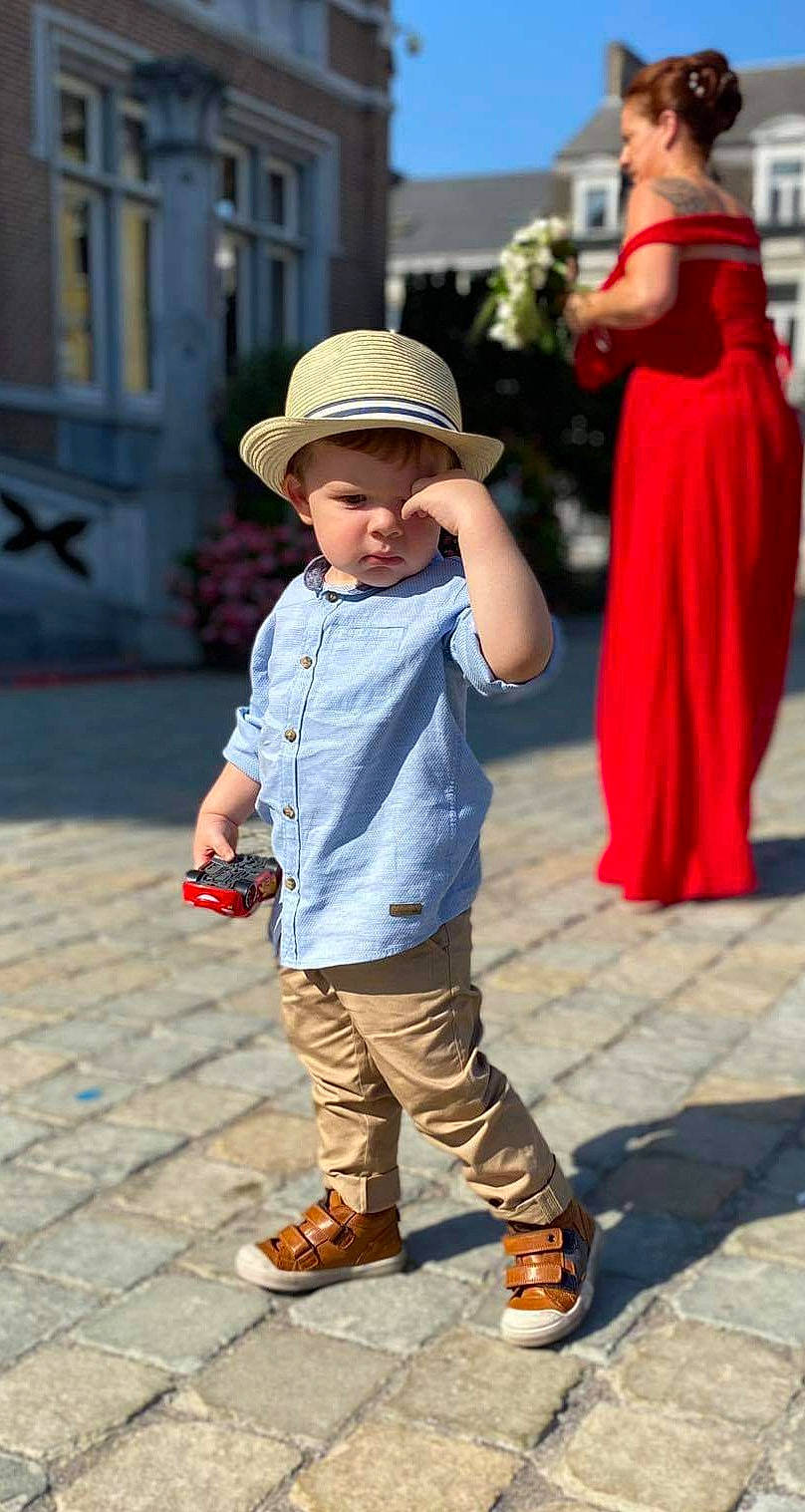 Martin a rejoint le concours — aidez-le/la à gagner de superbes lots ! child, clothing, fashion_accessory, fedora, footwear, hat, headgear, jeans, person, shoe, sleeve, snapshot, street_fashion, sun_hat, toddler