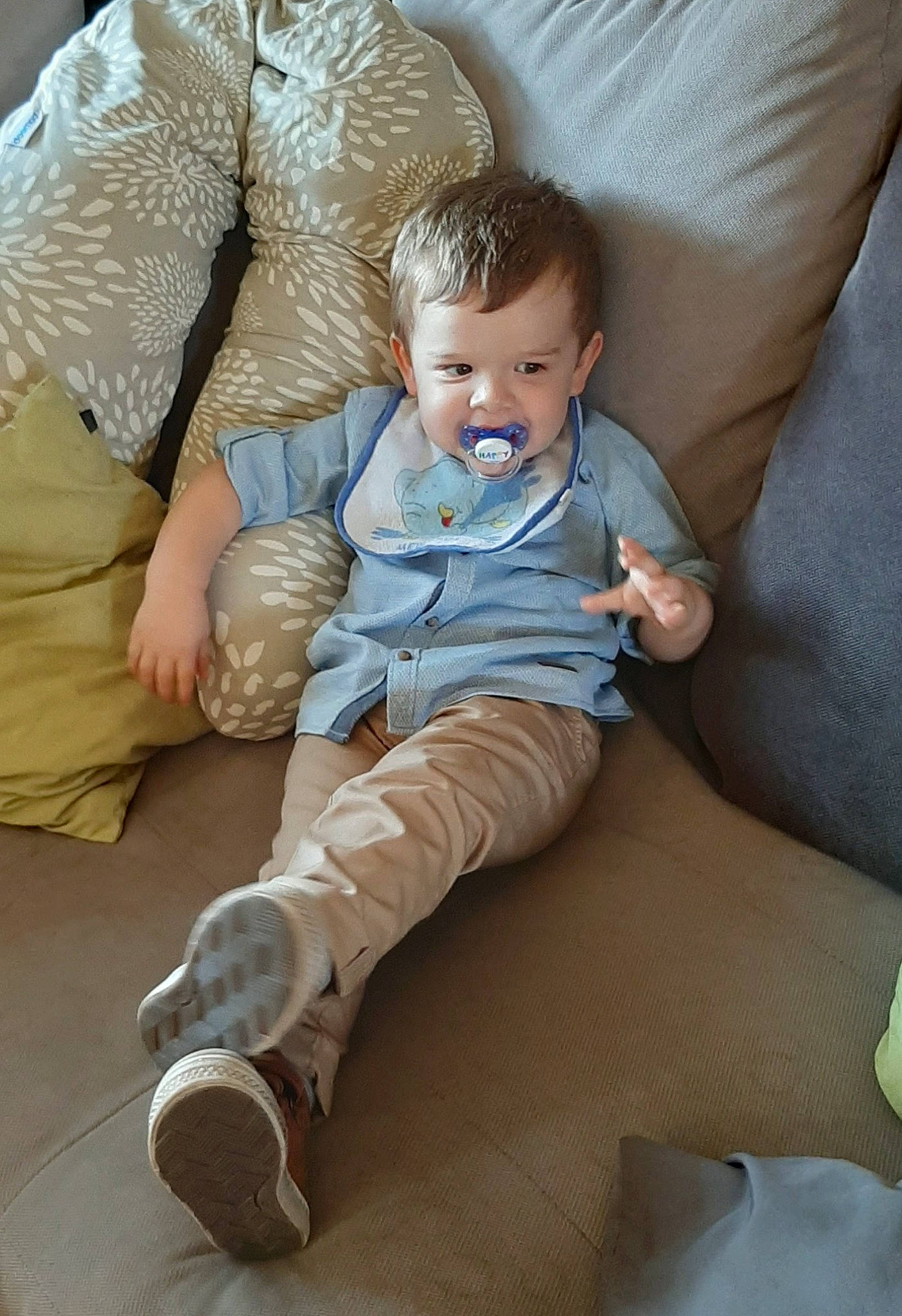 Martin participe au concours pour gagner de l'argent avec cette photo : baby, child, comfort, leg, person, sitting, toddler