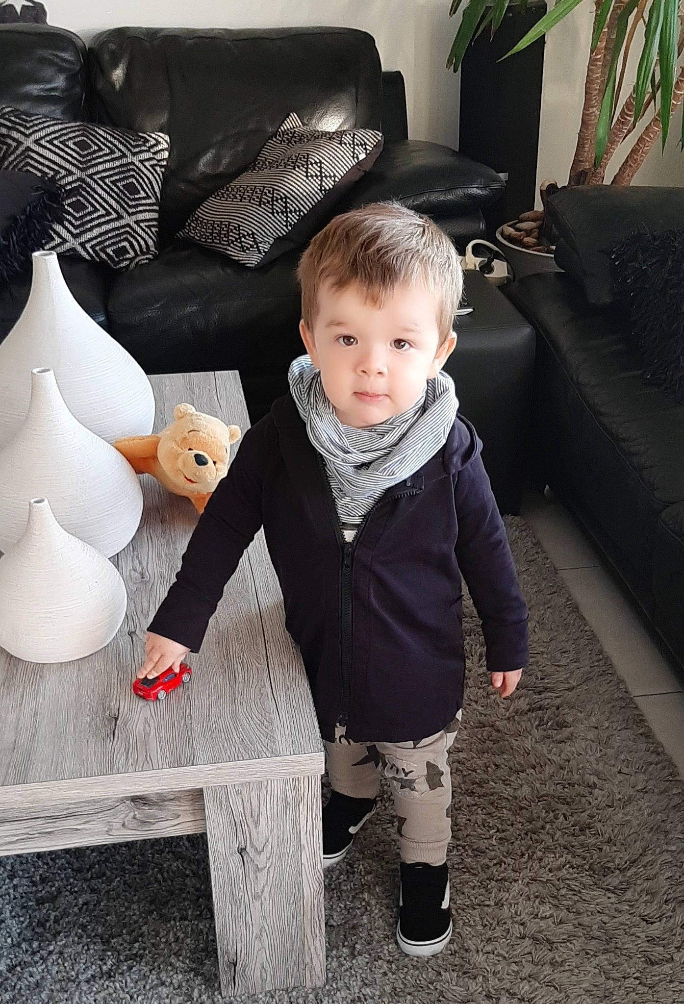 Martin a rejoint le concours — aidez-le/la à gagner de superbes lots ! baby, child, child_model, formal_wear, furniture, head, leg, lighting_accessory, outerwear, person, play, shoe, sitting, smile, snapshot, standing, suit, toddler, tuxedo