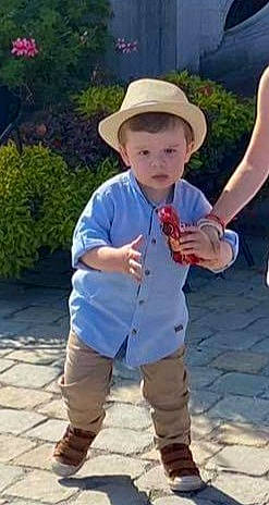 Martin a rejoint le concours — aidez-le/la à gagner de superbes lots ! child, fashion_accessory, hat, headgear, jeans, person, play, sun_hat, thumb, toddler