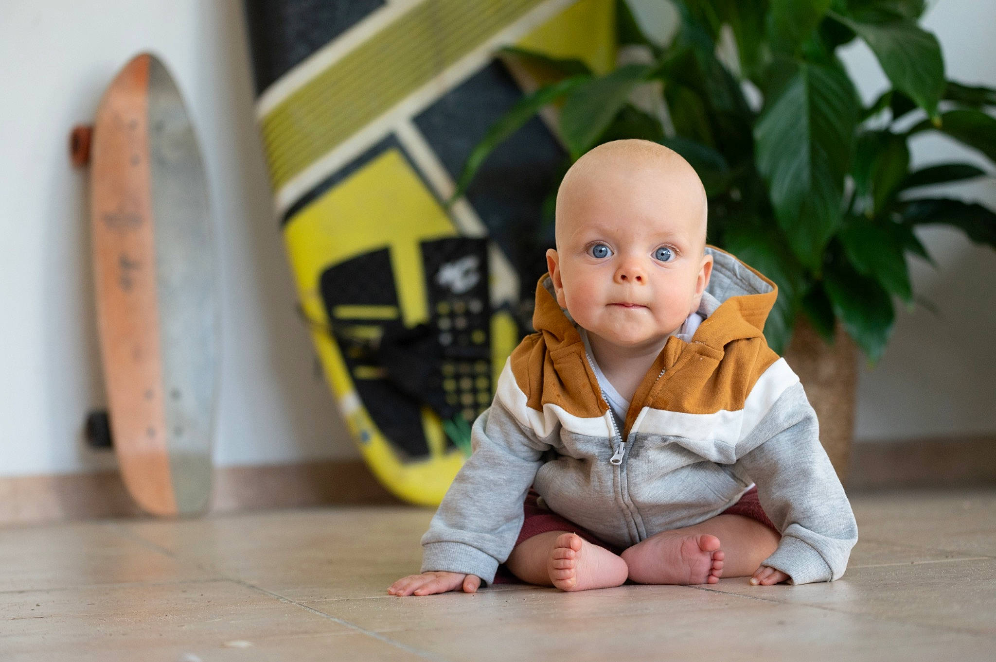 Isaac participe au concours pour gagner de l'argent avec cette photo : baby, baby_toddler_clothing, child, crawling, floor, flooring, foot, grass, happy, hardwood, human_leg, leisure, nose, person, sitting, smile, surfboard, surfing_equipment, toddler, tummy_time