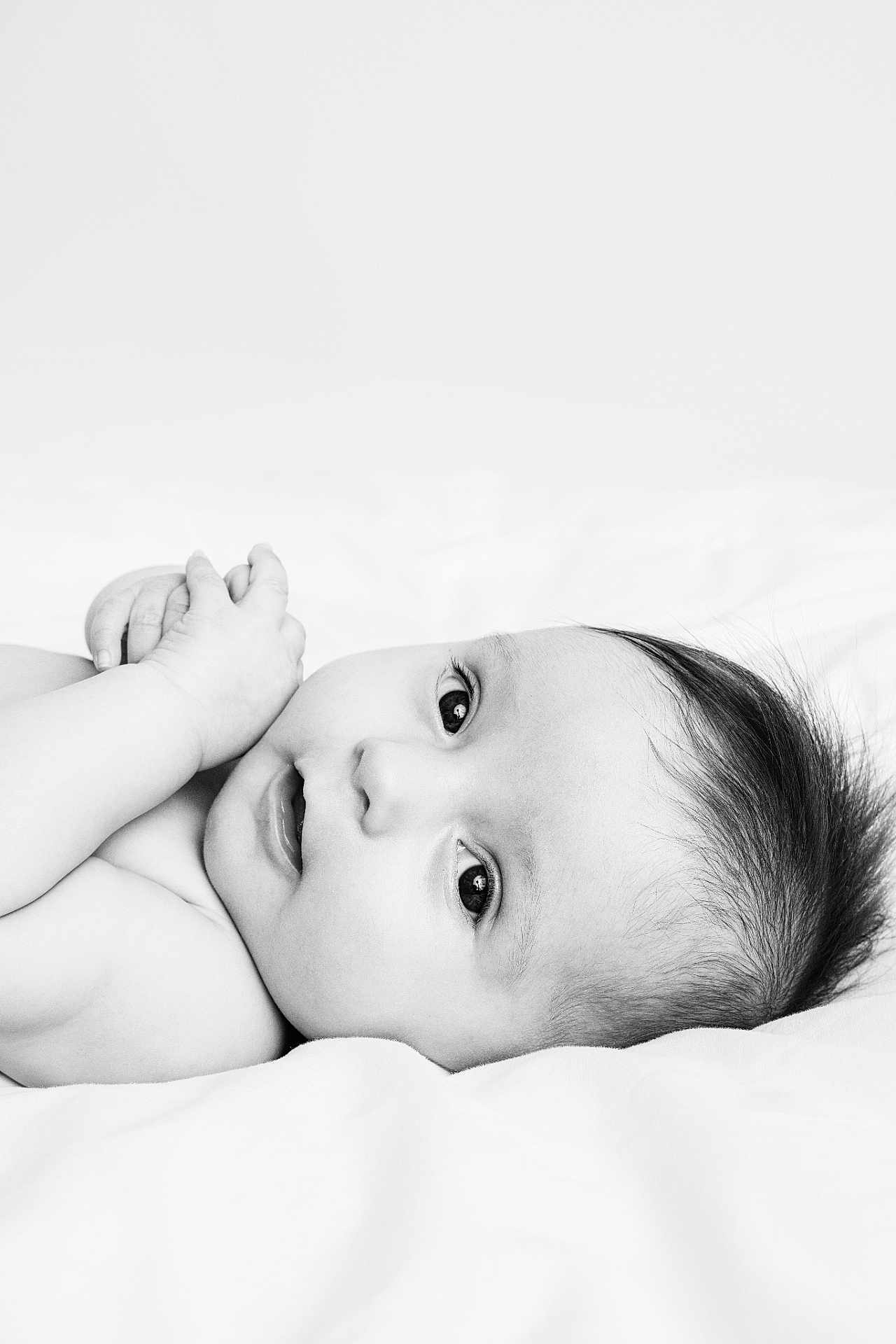 Ava participe au concours pour gagner de l'argent avec cette photo : adorable, baby, black_and_white, child, close_up, cute, expression, eyes, face, hands, infant, lying_down, monochrome, newborn, peaceful, portrait, resting, skin, soft, young