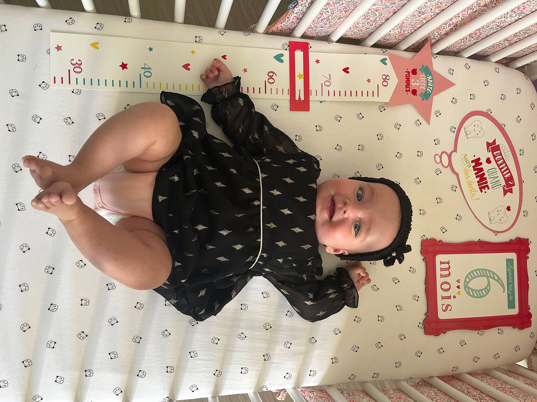 Iris a rejoint le concours — aidez-le/la à gagner de superbes lots ! baby_toddler_clothing, fashion_design, foot, fun, happy, human_leg, joy, pattern, person, room, sleeve, thigh, toddler, waist, wrist