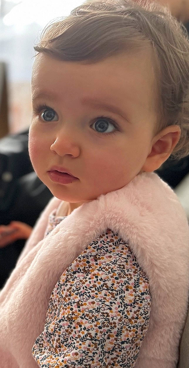 Iris participe au concours pour gagner de l'argent avec cette photo : brown_hair, cheek, child, close_up, eyelash, fur, hair, happy, head, ingredient, lip, nail, nose, pattern, person, portrait_photography, skin, soil, toddler