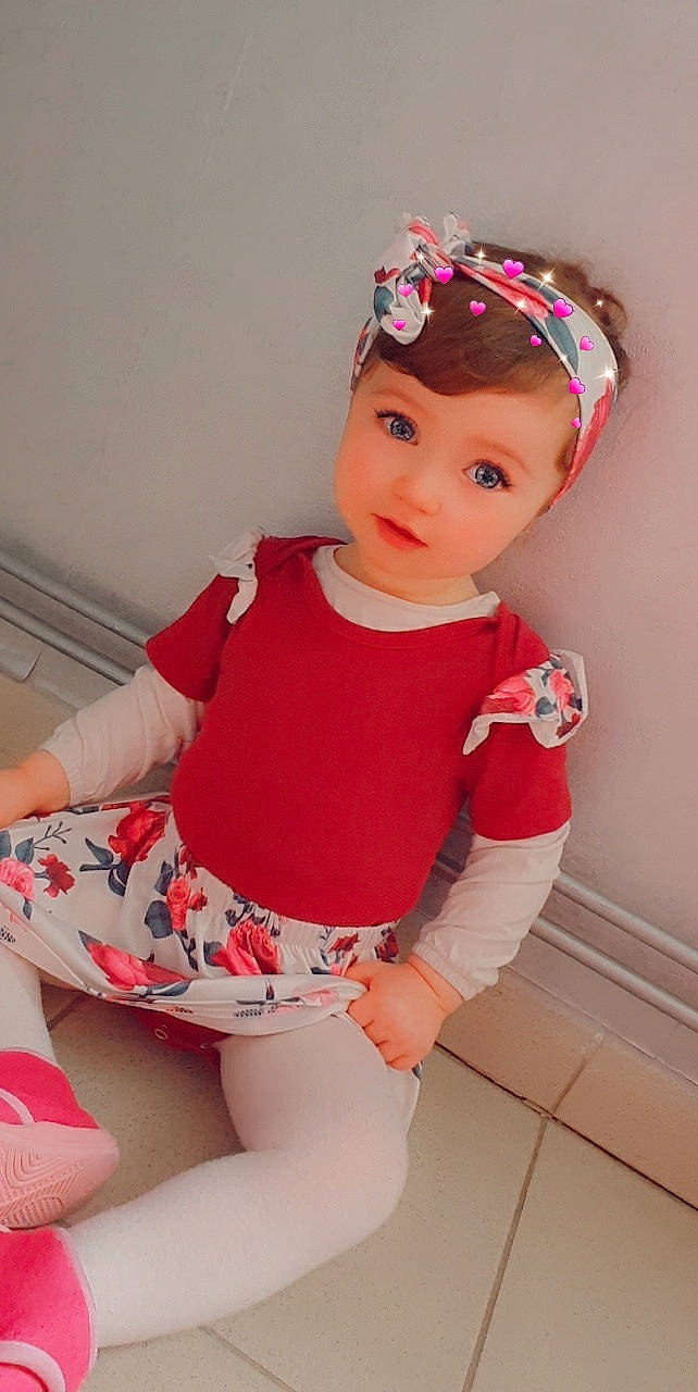 Mya a rejoint le concours — aidez-le/la à gagner de superbes lots ! baby, baby_toddler_clothing, cheek, child, child_model, clothing, fashion_accessory, hair_accessory, headband, headgear, headpiece, person, pink, skin, sleeve, toddler