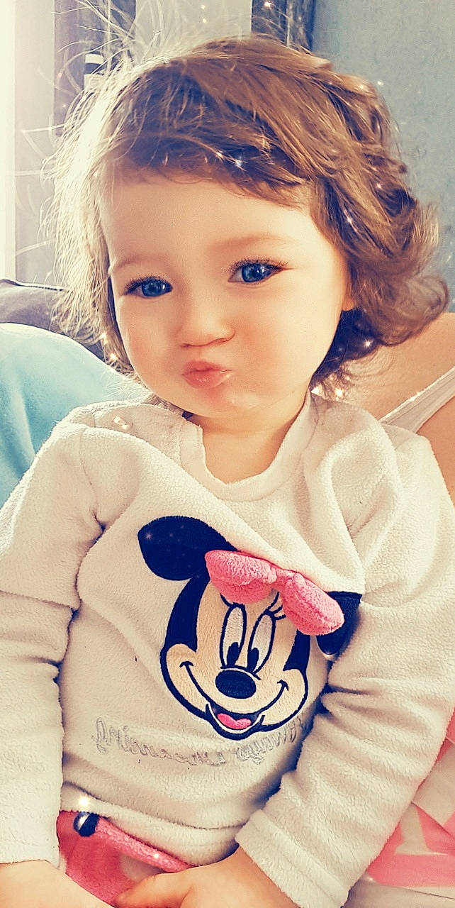 Mya a rejoint le concours — aidez-le/la à gagner de superbes lots ! beauty, brown_hair, cheek, child, child_model, cool, eye, eyebrow, face, forehead, hair, head, hoodie, lip, nose, outerwear, person, sleeve, smile, t_shirt