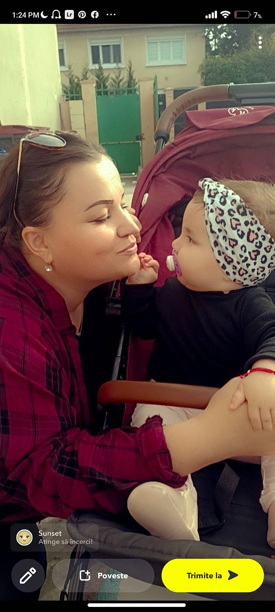 Lia a rejoint le concours — aidez-le/la à gagner de superbes lots ! baby, black_hair, child, eyelash, eyewear, facial_expression, fun, gesture, happy, headwear, human_leg, interaction, jewellery, love, mouth, nail, organ, peripheral, person, sitting