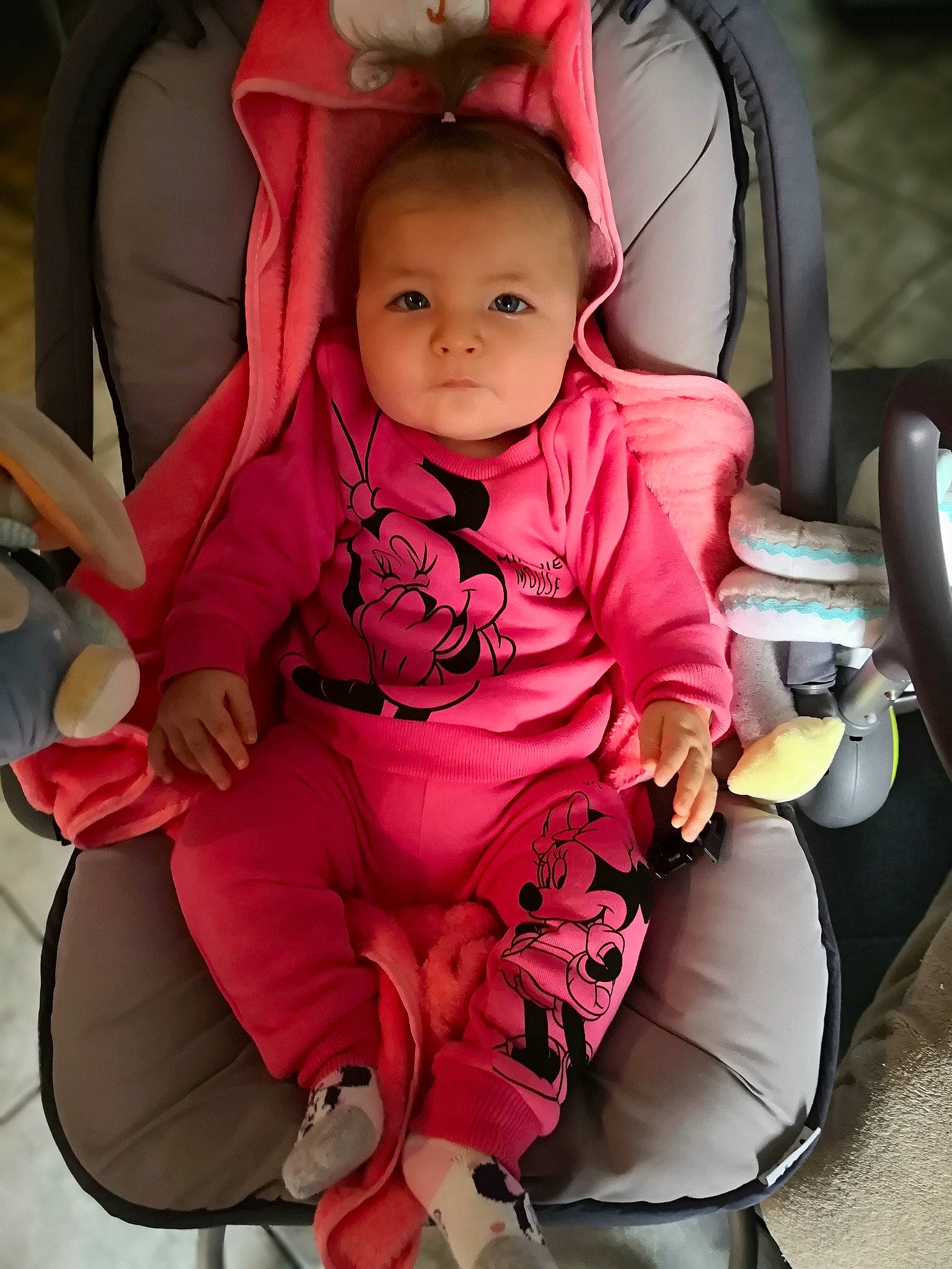 Kelsy participe au concours pour gagner de l'argent avec cette photo : auto_part, baby, baby_carriage, baby_in_car_seat, baby_products, baby_safety, baby_toddler_clothing, bag, car_seat, chair, cheek, child, comfort, eye, head, magenta, person, pink, seat_belt, skin