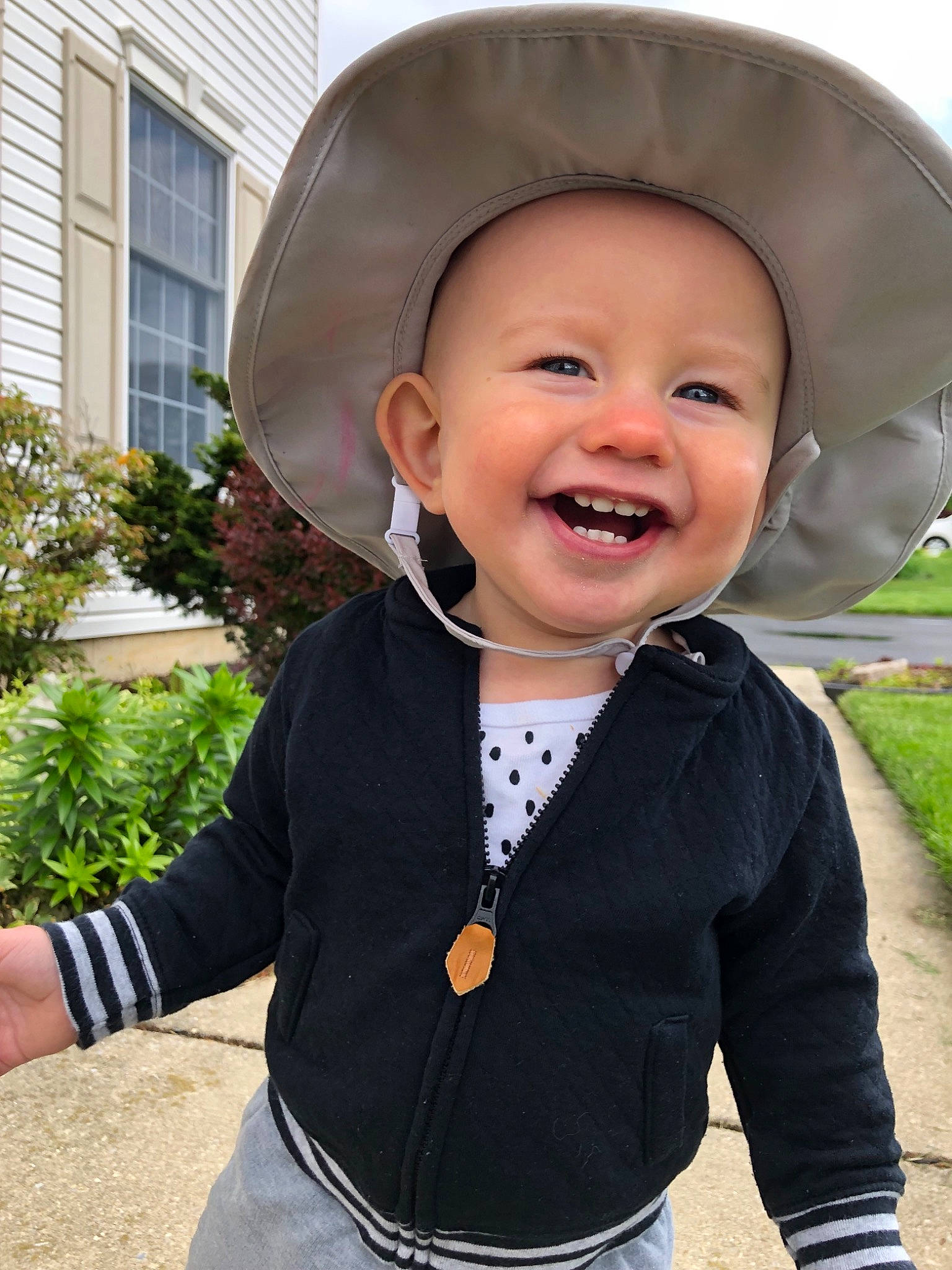 Ellis is registered to the contest to win money with this photo: baby, baby_toddler_clothing, child, fashion_accessory, hat, headgear, joy, outerwear, person, sleeve, smile, sun_hat, toddler