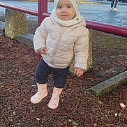 Kara participe au concours pour gagner de l'argent avec cette photo : boots, cars, child, cloudy_sky, curious, ground, hat, nature, outdoor, parked_cars, person, pine_needles, pom_poms, puffy_jacket, red_railing, sidewalk, toddler, tree, walking, winter_clothing