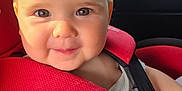 Kara a rejoint le concours — aidez-le/la à gagner de superbes lots ! baby, child, car_seat, red, smiling, face, infant, seatbelt, car, window, sunlight, portrait, cute, happy, clothing, sitting, young_child, safety, seat, people
