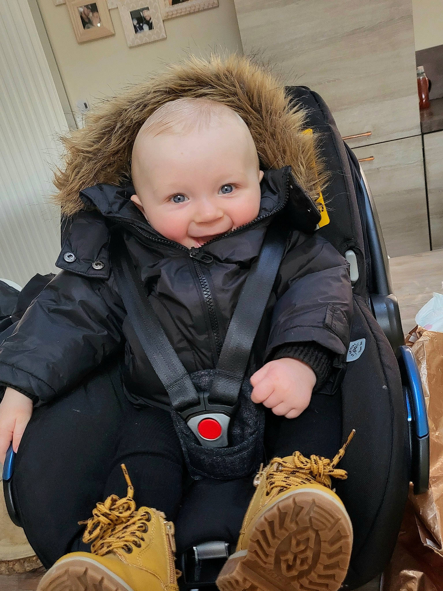 Maylone participe au concours pour gagner de l'argent avec cette photo : baby, baby_carriage, baby_products, baby_toddler_clothing, bag, baggage, car_seat, cheek, child, comfort, eye, fun, fur, happy, luggage_and_bags, person, personal_protective_equipment, sitting, skin, smile