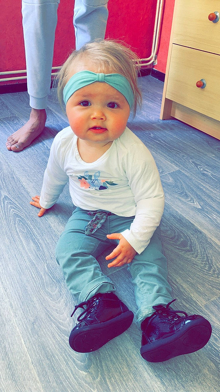 Neilya a rejoint le concours — aidez-le/la à gagner de superbes lots ! baby, baby_toddler_clothing, cabinetry, cap, child, electric_blue, fashion_accessory, floor, flooring, fun, happy, headwear, leisure, outdoor_shoe, person, personal_protective_equipment, sitting, snapshot, t_shirt, toddler