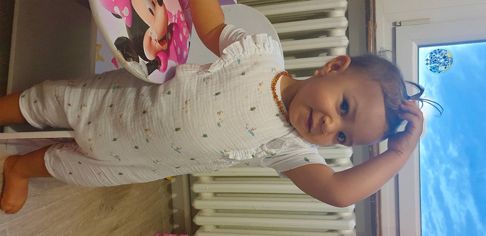 Mia a rejoint le concours — aidez-le/la à gagner de superbes lots ! abdomen, arm, baby_toddler_clothing, child, comfort, face, fun, happy, head, human_body, human_leg, joint, leisure, person, pink, plant, skin, smile, thigh, toddler