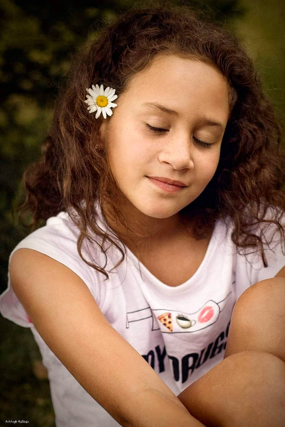 Beverly a rejoint le concours — aidez-le/la à gagner de superbes lots ! arm, eye, eyebrow, facial_expression, flash_photography, flower, grass, hair, hairstyle, happy, head, iris, leaf, lip, organ, people_in_nature, person, plant, shoulder, skin