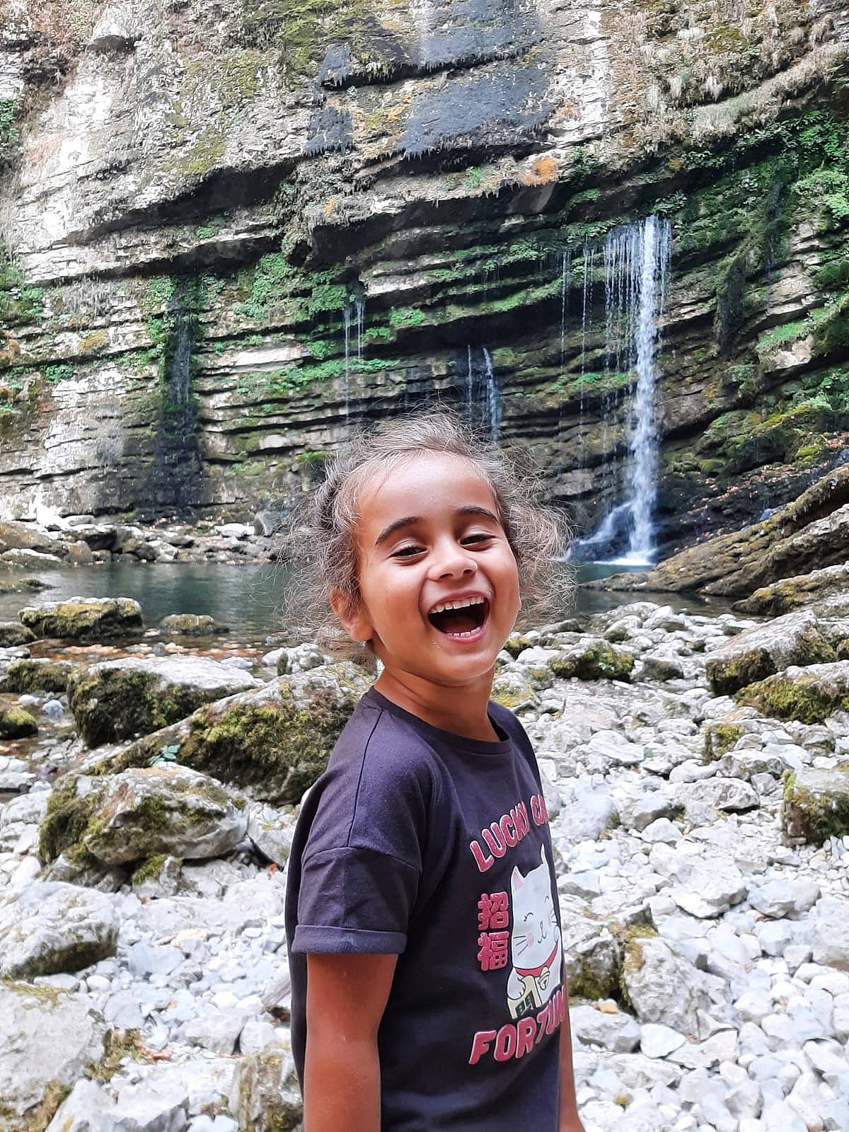 Johanna participe au concours pour gagner de l'argent avec cette photo : bedrock, body_of_water, formation, geological_phenomenon, happy, joy, landscape, leaf, leisure, natural_environment, people_in_nature, person, plant, recreation, smile, t_shirt, travel, tree, water, watercourse