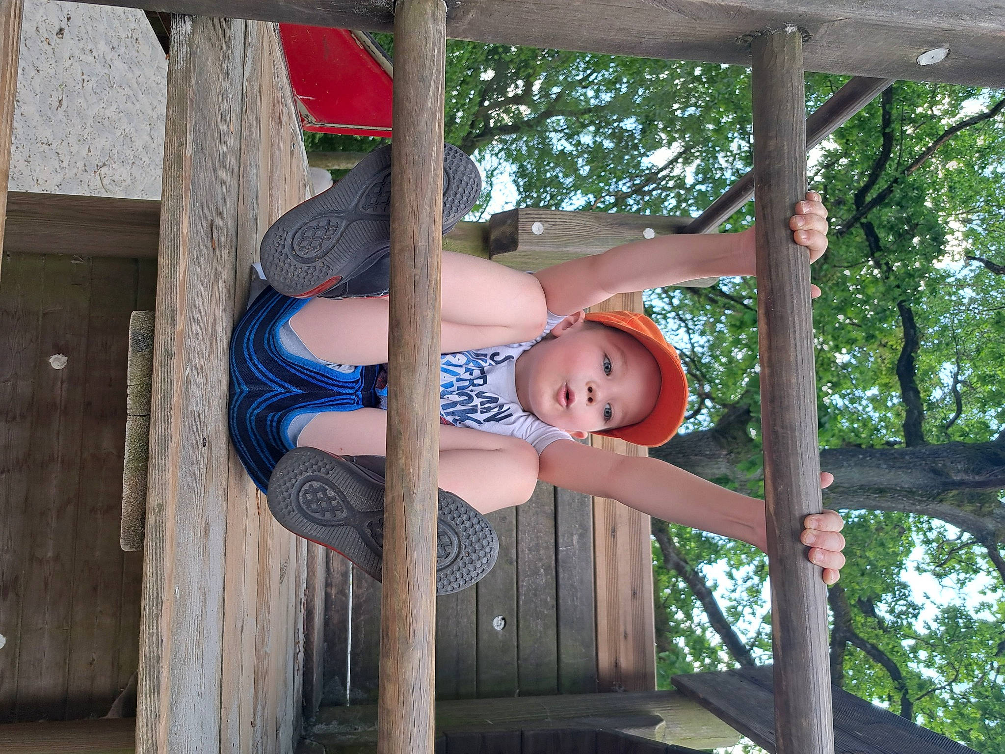 Mathys a rejoint le concours — aidez-le/la à gagner de superbes lots ! child, elbow, electric_blue, fun, hat, headwear, human_leg, knee, leisure, outdoor_play_equipment, person, recreation, shade, shorts, standing, sun_hat, t_shirt, thigh, tree, vacation