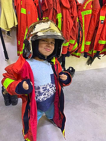 Loan a rejoint le concours — aidez-le/la à gagner de superbes lots ! child, emergency_service, event, fashion_accessory, fire_department, firefighter, fun, glove, hard_hat, headgear, headwear, helmet, joy, outerwear, person, personal_protective_equipment, recreation, red, rescuer, service