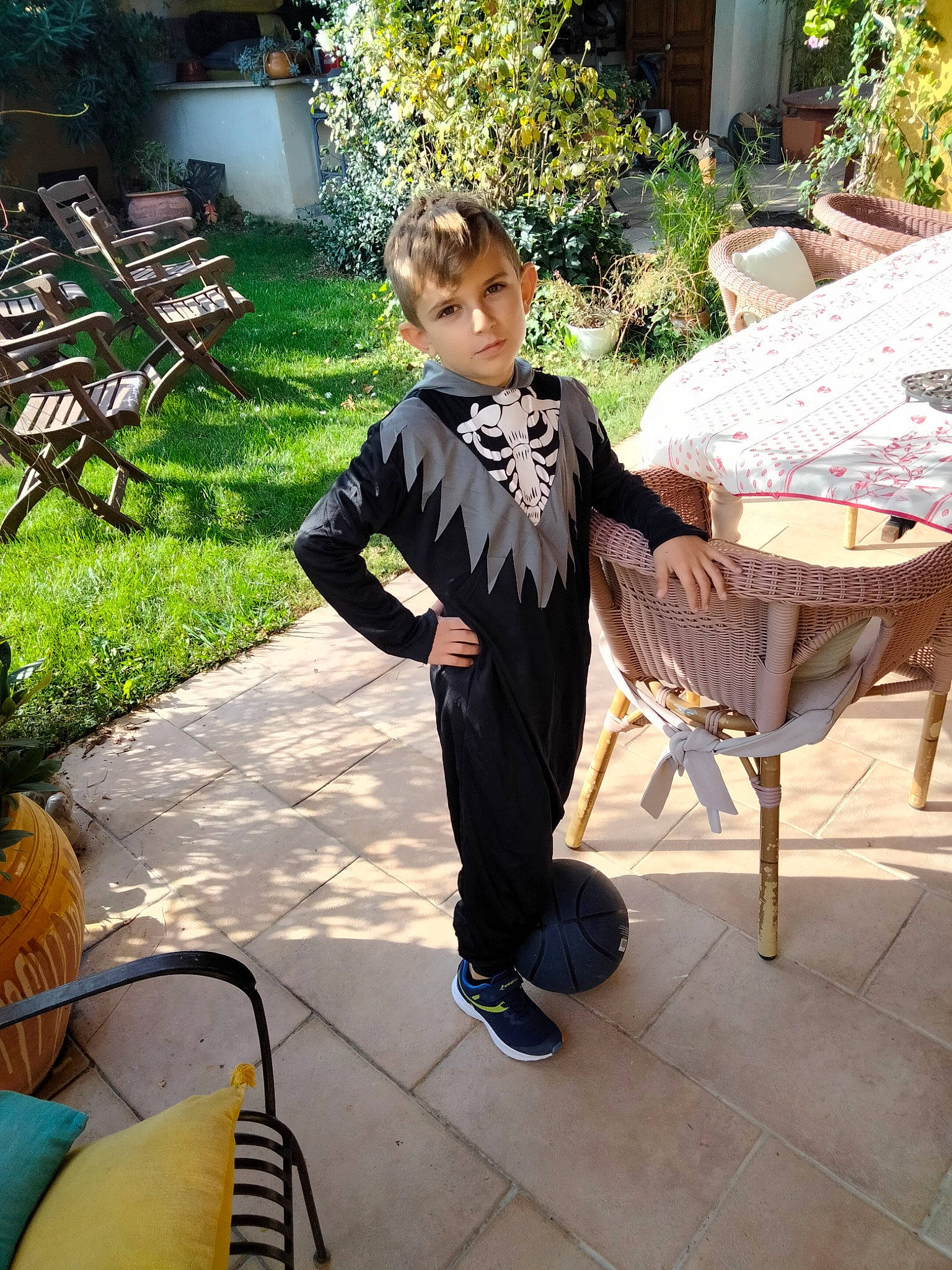 Loan participe au concours pour gagner de l'argent avec cette photo : chair, child, event, flooring, formal_wear, fun, garden, grass, happy, lawn, leisure, outdoor_furniture, outdoor_table, person, plant, shoe, sitting, sneakers, suit, summer