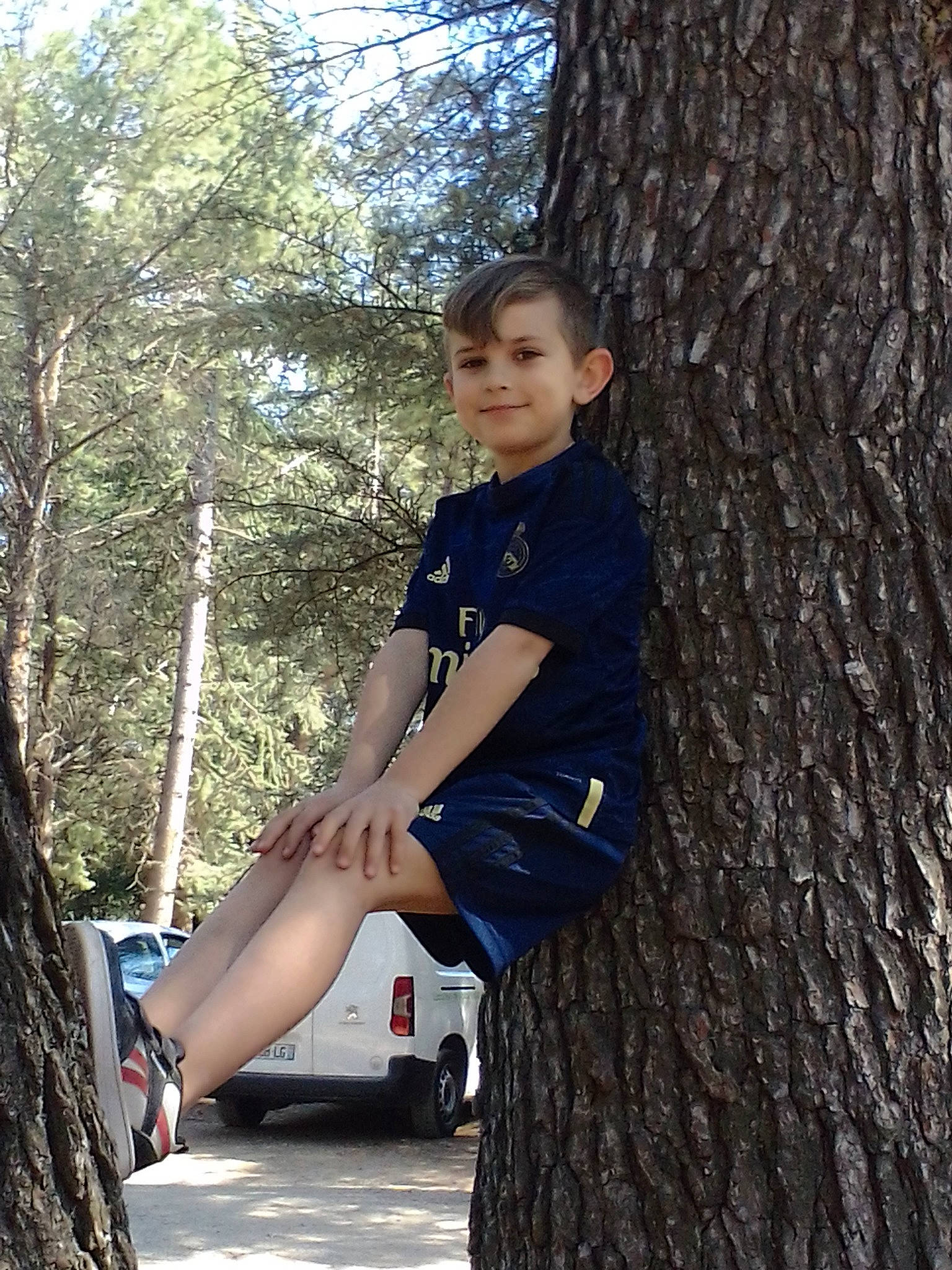 Loan participe au concours pour gagner de l'argent avec cette photo : beauty, black_hair, branch, dress, electric_blue, flash_photography, forest, grass, hairstyle, joy, knee, leisure, long_hair, people_in_nature, person, thigh, tree, trunk, waist, wheel