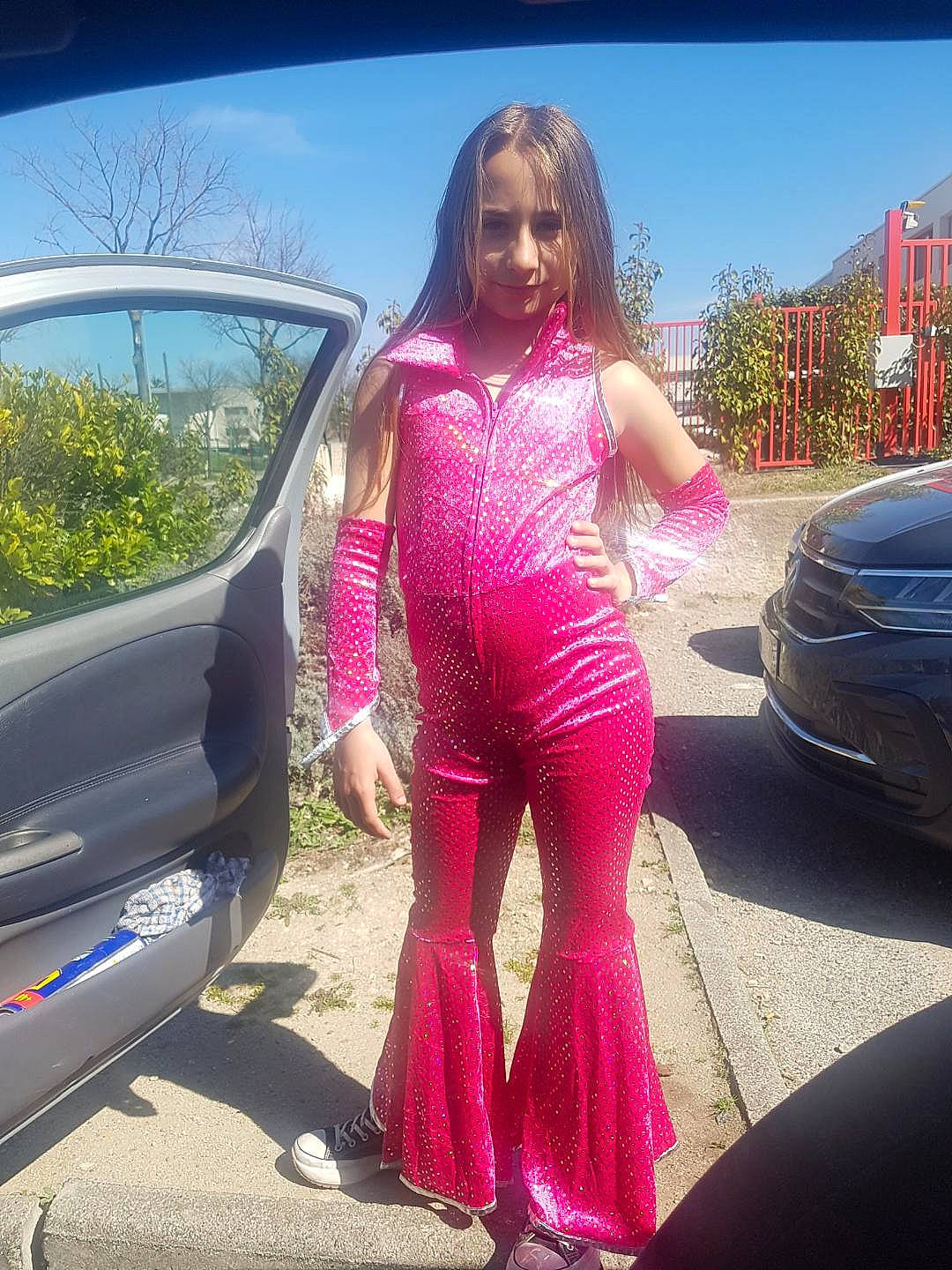 Romane participe au concours pour gagner de l'argent avec cette photo : asphalt, automotive_design, automotive_exterior, automotive_lighting, automotive_tire, automotive_wheel_system, bumper, car, dress, fender, hood, motor_vehicle, person, plant, sky, thigh, tints_and_shades, tire, vehicle, vehicle_door