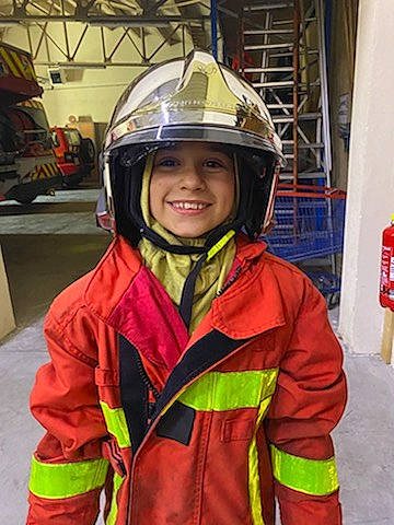 Romane participe au concours pour gagner de l'argent avec cette photo : emergency_service, fire_department, firefighter, fun, hard_hat, headwear, helmet, high_visibility_clothing, job, joy, person, personal_protective_equipment, service, sleeve, smile, sports_equipment, sports_gear, tin_can, toddler, workwear