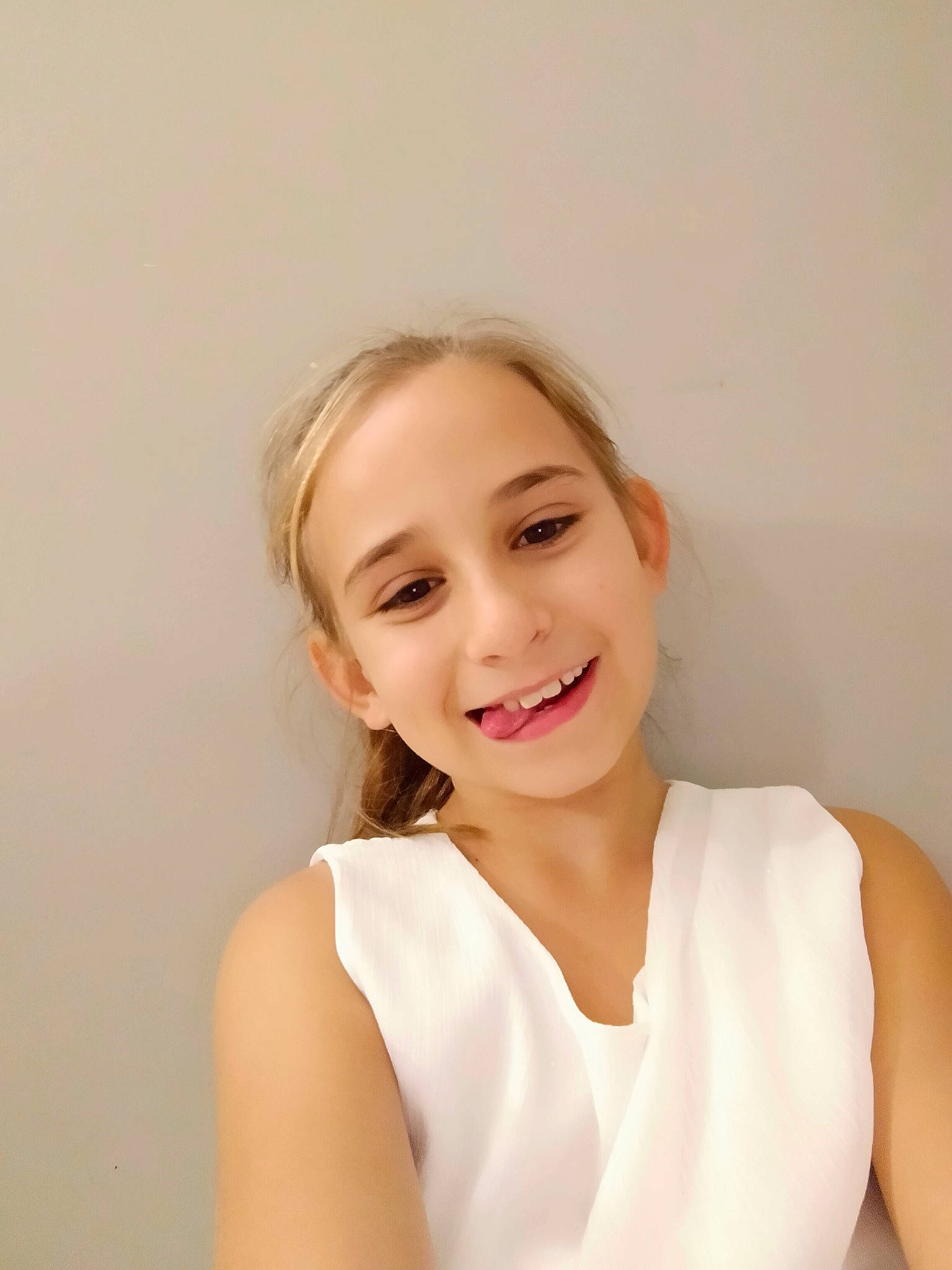 Romane participe au concours pour gagner de l'argent avec cette photo : bridal_accessory, brown_hair, chest, cosmetic_dentistry, elbow, event, eyelash, flash_photography, formal_wear, gesture, gown, happy, jaw, joy, long_hair, neck, person, portrait_photography, shoulder, sleeve