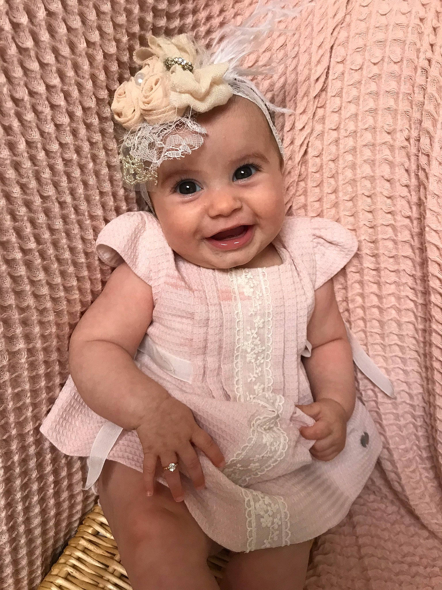 Mérite a rejoint le concours — aidez-le/la à gagner de superbes lots ! baby, baby_toddler_clothing, cheek, child, dress, embellishment, eye, fashion_accessory, happy, headband, headgear, headpiece, headwear, iris, joy, pattern, person, skin, sleeve, smile