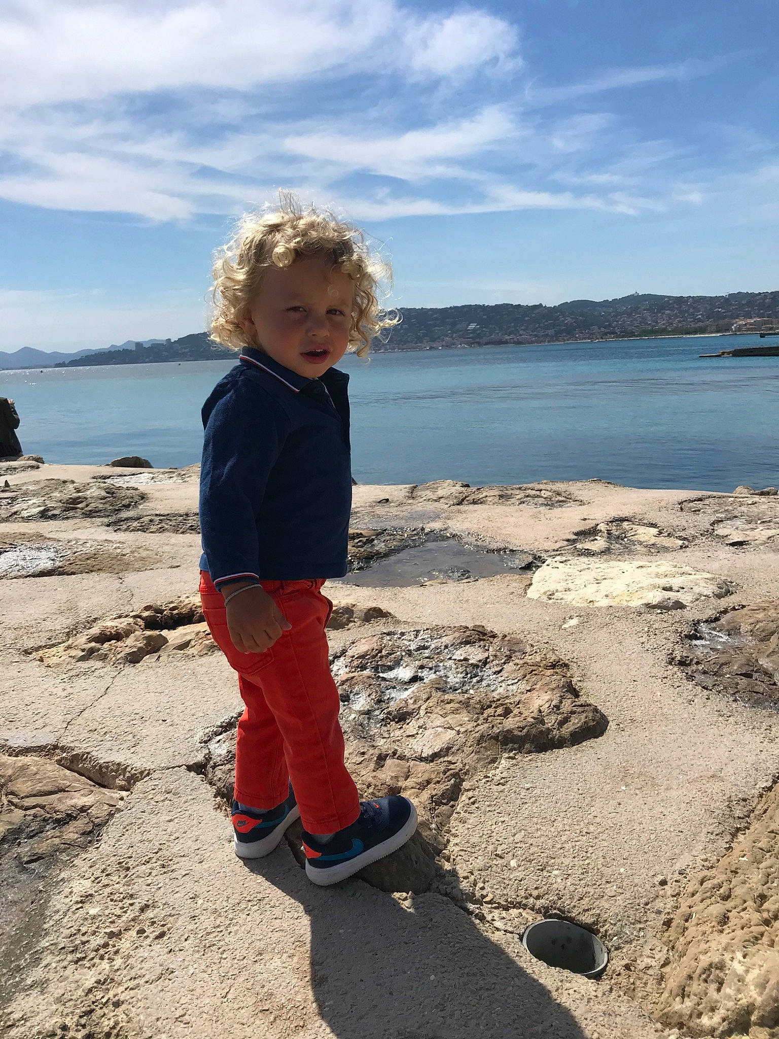 Pierre a rejoint le concours — aidez-le/la à gagner de superbes lots ! azure, beach, child, cloud, coastal_and_oceanic_landforms, electric_blue, fun, horizon, lake, landscape, leisure, people_in_nature, person, recreation, sand, shore, sky, toddler, water, wind_wave