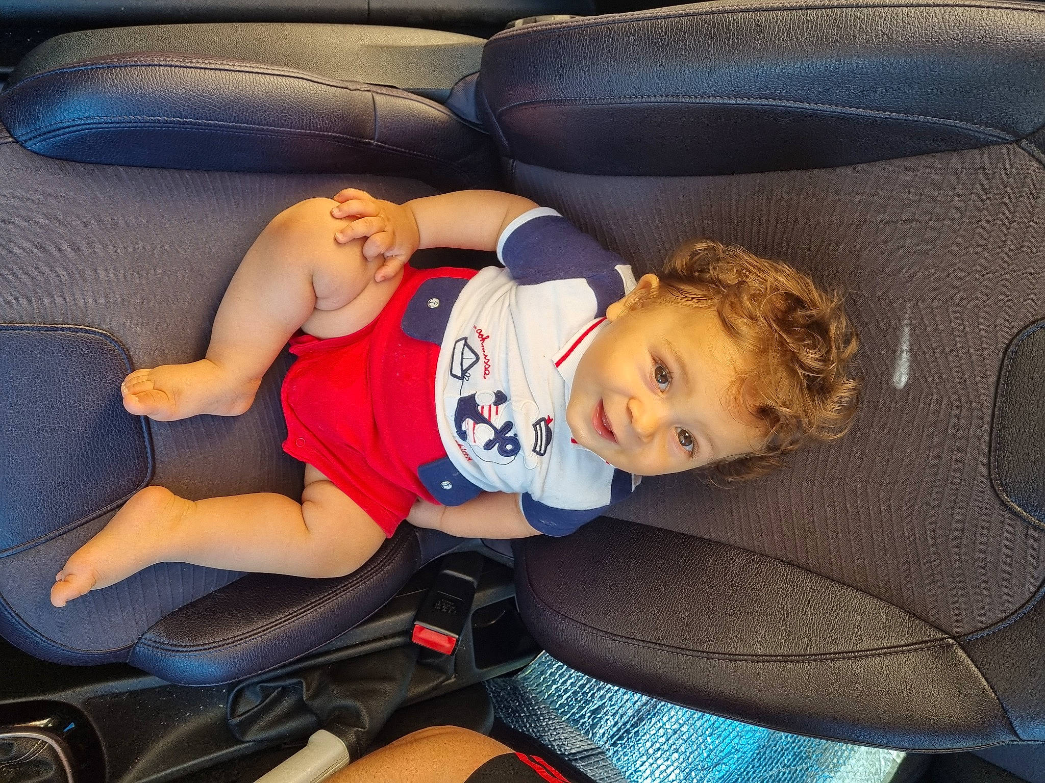 Raphaël participe au concours pour gagner de l'argent avec cette photo : auto_part, automotive_design, automotive_exterior, baby_in_car_seat, blue, car_seat, car_seat_cover, comfort, electric_blue, head_restraint, human_body, lap, leg, motor_vehicle, person, product, shorts, steering_wheel, thigh, toddler