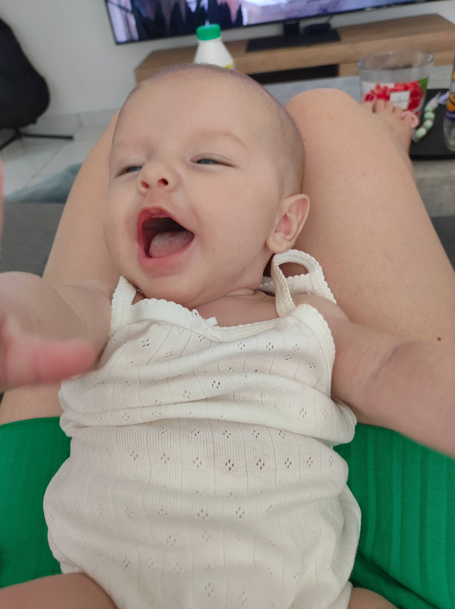 Maëlyne participe au concours pour gagner de l'argent avec cette photo : baby, baby_laughing, baby_products, baby_toddler_clothing, cheek, child, comfort, event, eye, eyebrow, gesture, happy, head, iris, linens, mouth, nose, person, skin, smile
