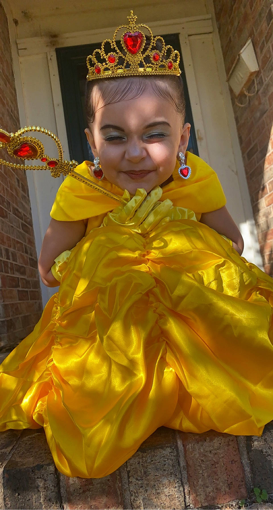 Lakenzie is registered to the contest to win money with this photo: beauty, child, costume_design, dress, earrings, entertainment, event, eye, fashion, fashion_design, feather, fun, happy, headpiece, jewellery, joy, necklace, performing_arts, person, smile