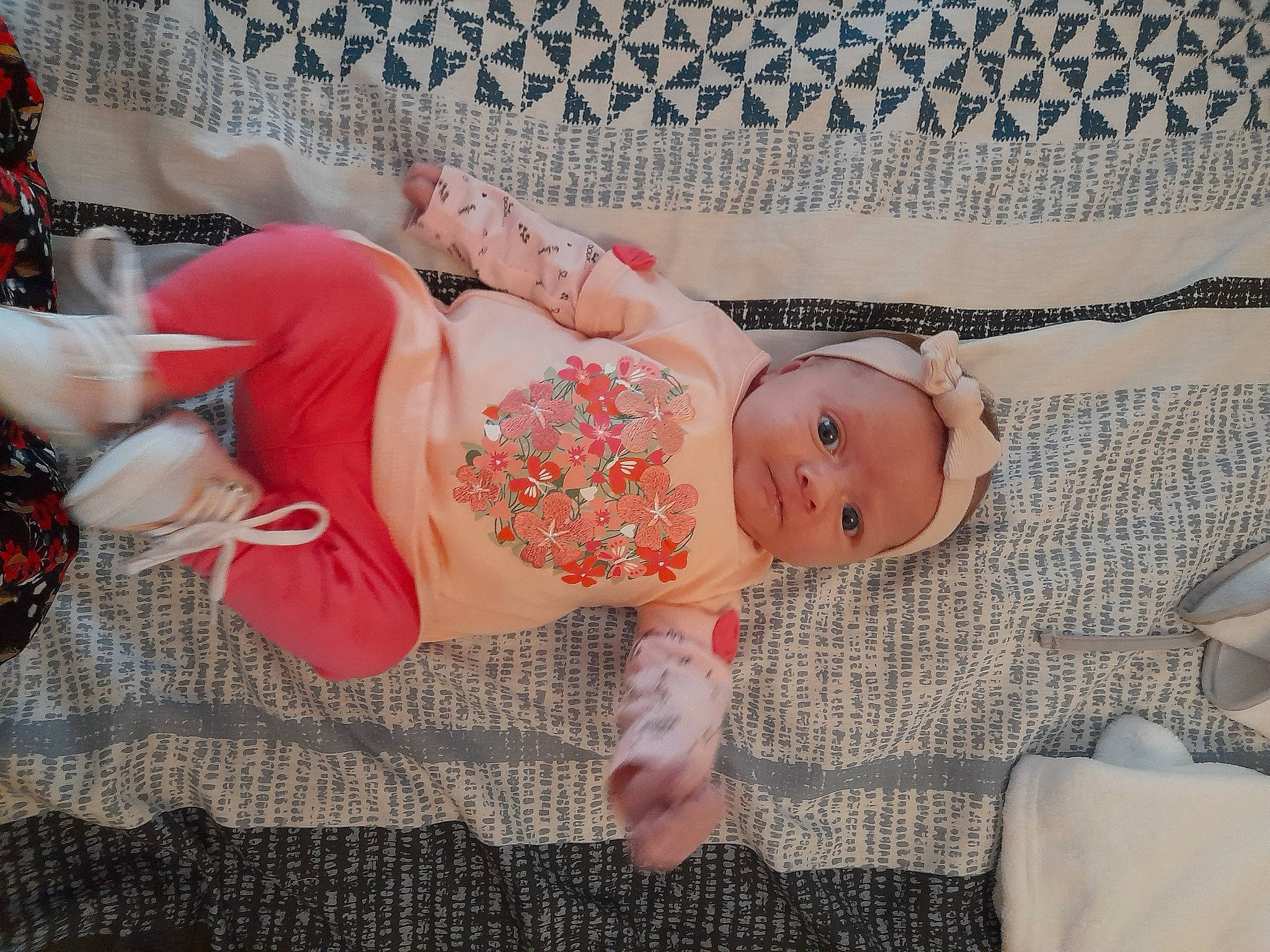 Madeleine a rejoint le concours — aidez-le/la à gagner de superbes lots ! abdomen, baby, baby_products, baby_toddler_clothing, child, comfort, fashion_accessory, finger, glasses, human_leg, linens, pattern, peach, person, pink, room, sitting, skin, thigh, toddler