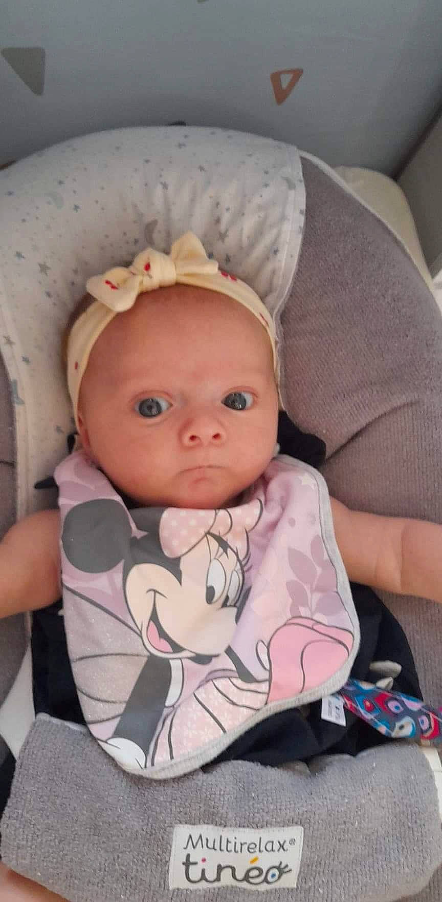 Madeleine participe au concours pour gagner de l'argent avec cette photo : baby, baby_carriage, baby_products, baby_safety, baby_toddler_clothing, car_seat, cheek, child, chin, comfort, doll, eye, head, linens, lip, person, pink, skin, sleeve, toddler