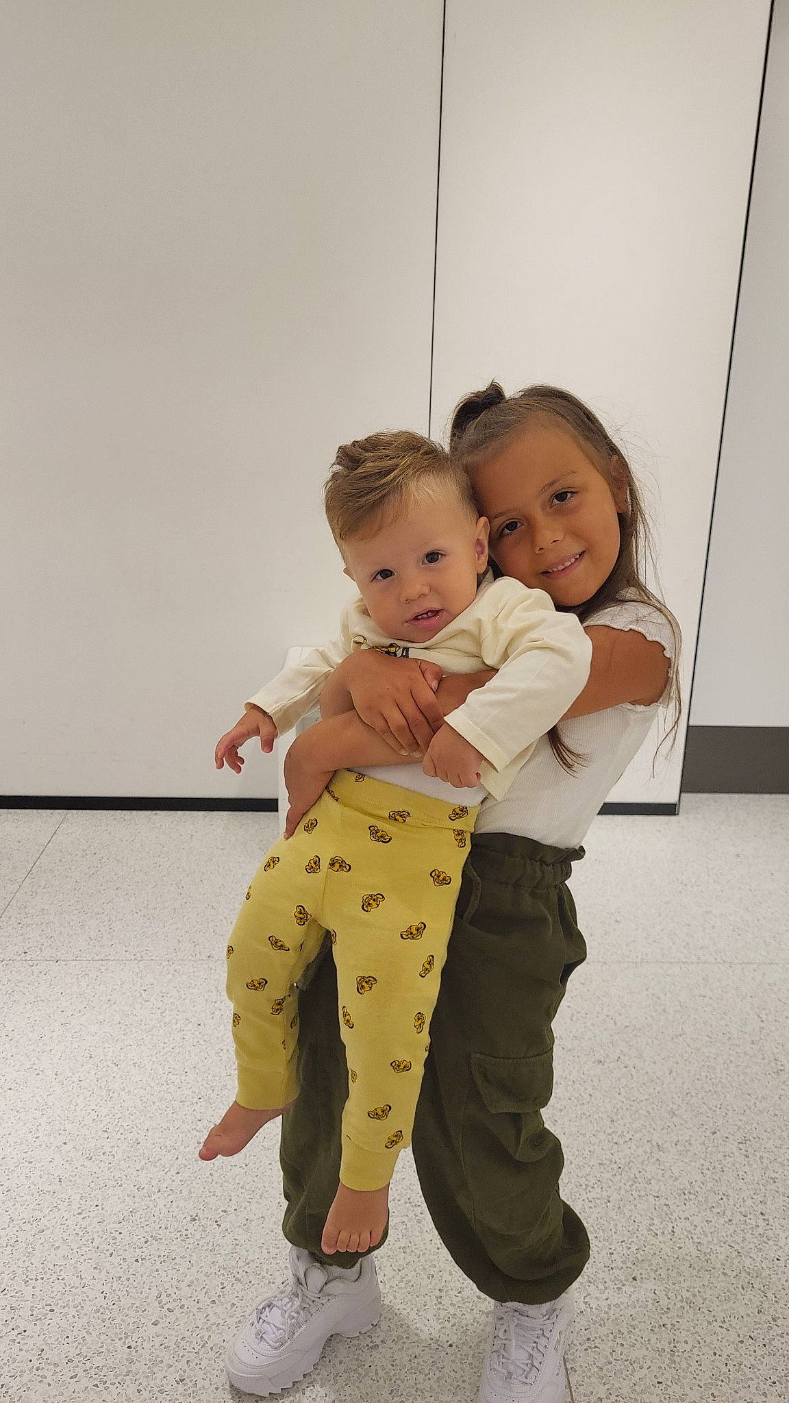 Alicia a rejoint le concours — aidez-le/la à gagner de superbes lots ! abdomen, baby, baby_toddler_clothing, barefoot, cheek, child, event, fashion_design, flooring, foot, fun, gesture, happy, joint, joy, people_in_nature, person, sitting, sleeve, smile