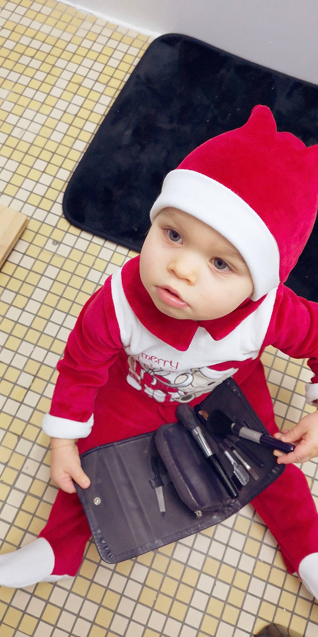 Melyna a rejoint le concours — aidez-le/la à gagner de superbes lots ! cap, child, christmas, costume, fun, girl, headgear, headwear, infant, person, product, red, skin, smile, textile, toddler