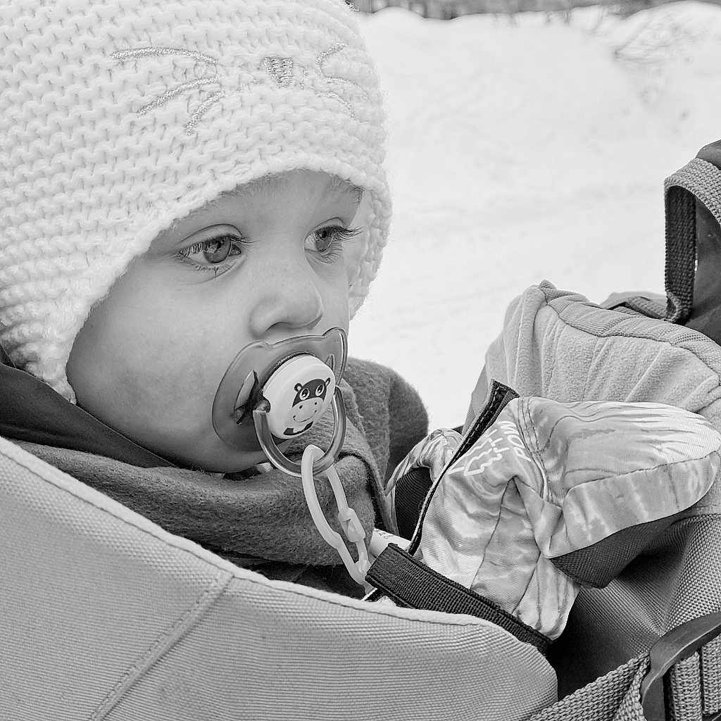 Melyna participe au concours pour gagner de l'argent avec cette photo : beanie, black_and_white, cap, child, freezing, girl, infant, monochrome, monochrome_photography, person, photograph, photography, portrait_photography, product, sitting, smile, snapshot, snow, toddler, winter