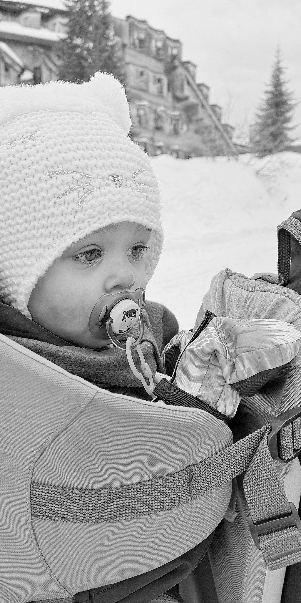 Melyna a rejoint le concours — aidez-le/la à gagner de superbes lots ! beanie, black_and_white, cap, child, freezing, girl, infant, monochrome, monochrome_photography, person, photograph, photography, portrait_photography, product, sitting, smile, snapshot, snow, toddler, winter