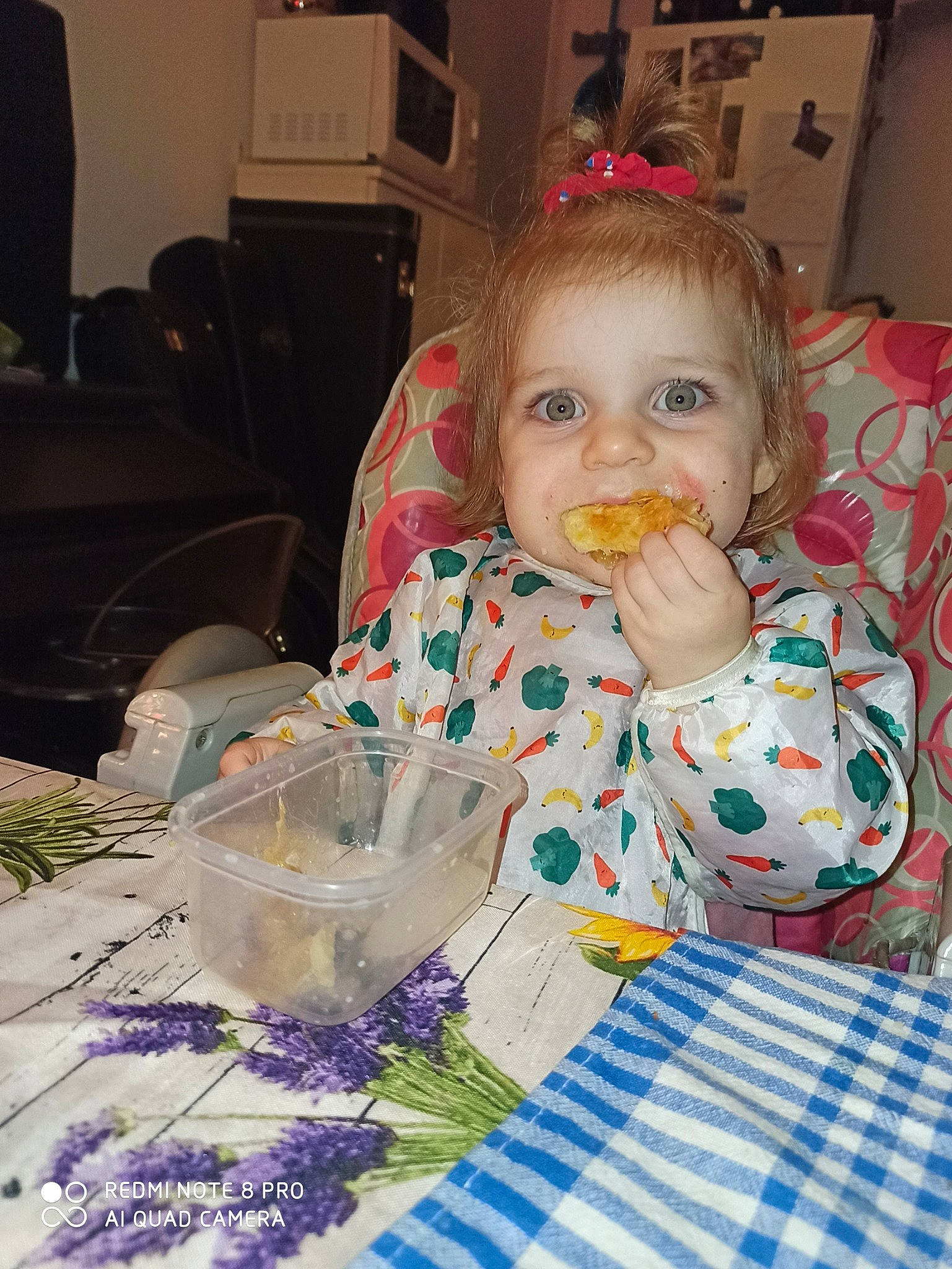 Joan participe au concours pour gagner de l'argent avec cette photo : baby, child, comfort_food, eating, face, food, head, iris, party, person, sitting, toddler