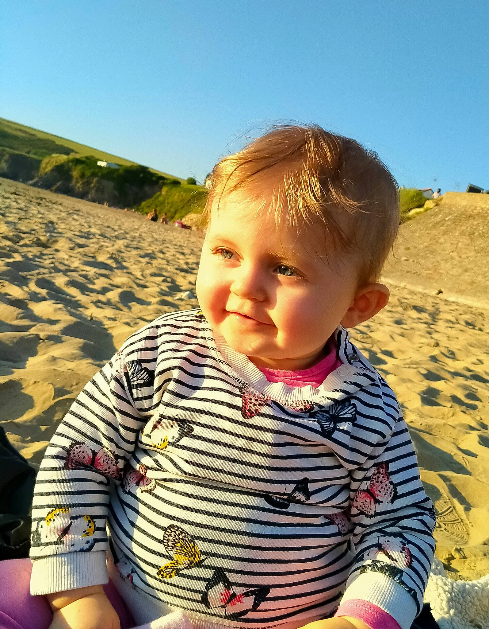 Abygaëlle participe au concours pour gagner de l'argent avec cette photo : arm, azure, baby_toddler_clothing, beach, cool, hairstyle, happy, head, human, leisure, light, people_in_nature, person, photograph, skin, sky, sleeve, smile, sunlight, toddler